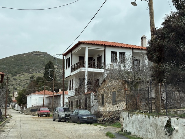 Οικόπεδο με κτίσμα  σε πλειστηριασμό Δήμος Μαρωνείας - Σαπών