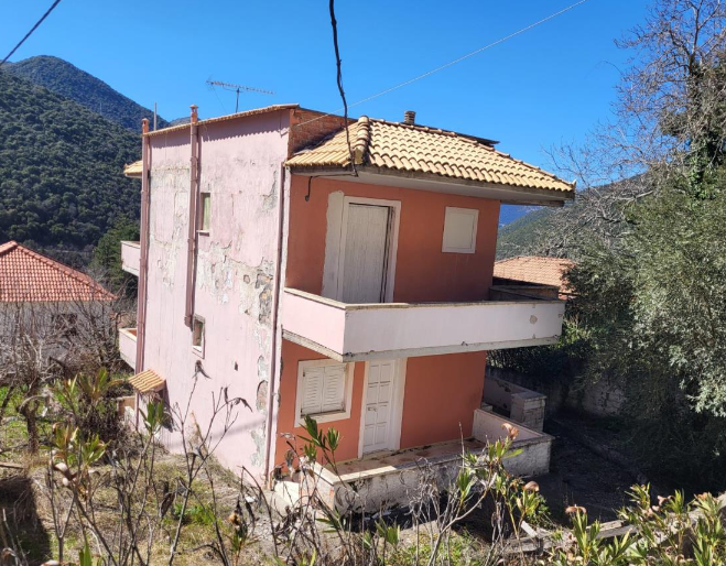 Οικόπεδο με κτίσμα  σε πλειστηριασμό Δήμος Καλαβρύτων