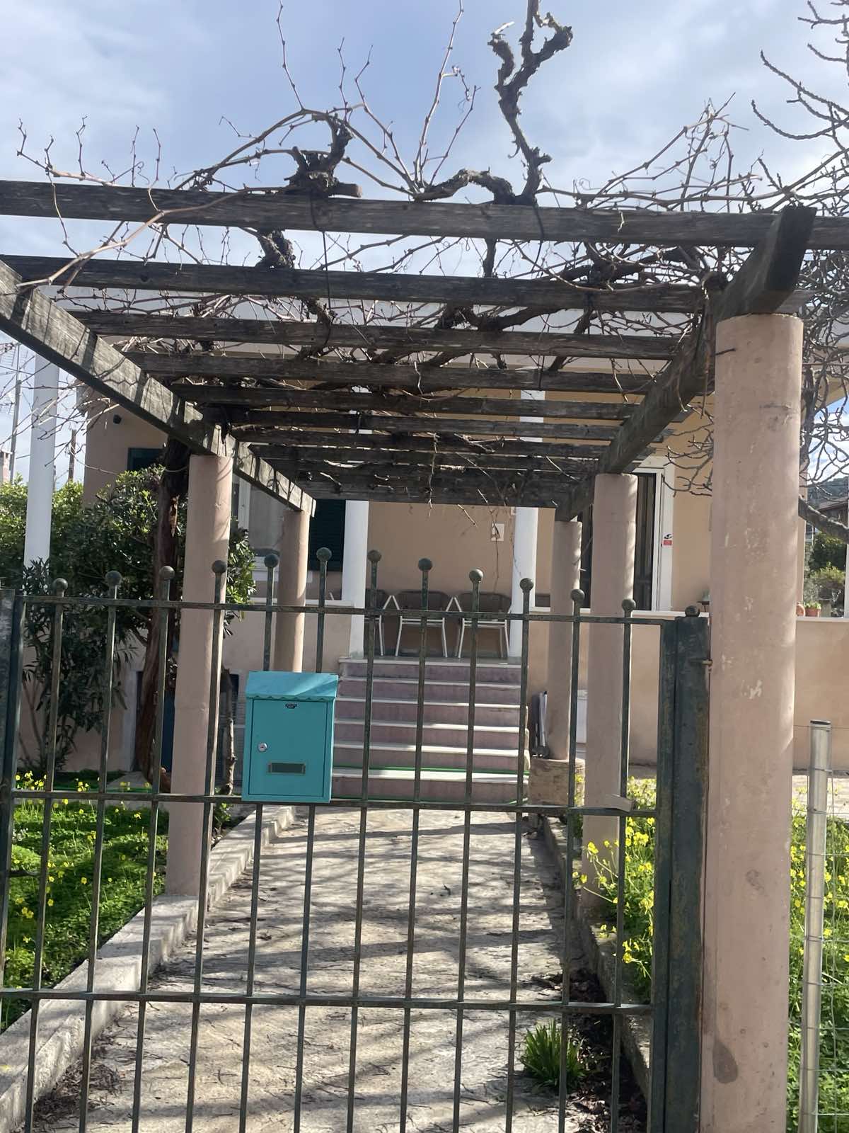Οικόπεδο με κτίσμα  σε πλειστηριασμό Δήμος Αίγινας