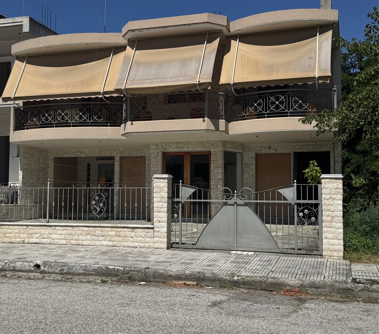 photo1