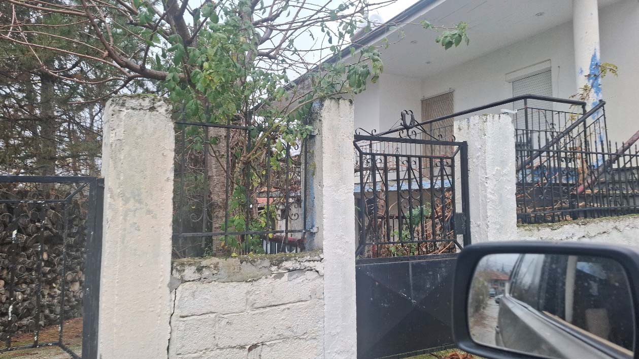 Οικόπεδο με κτίσμα 250 sq.m. σε πλειστηριασμό Municipality of Deskatis