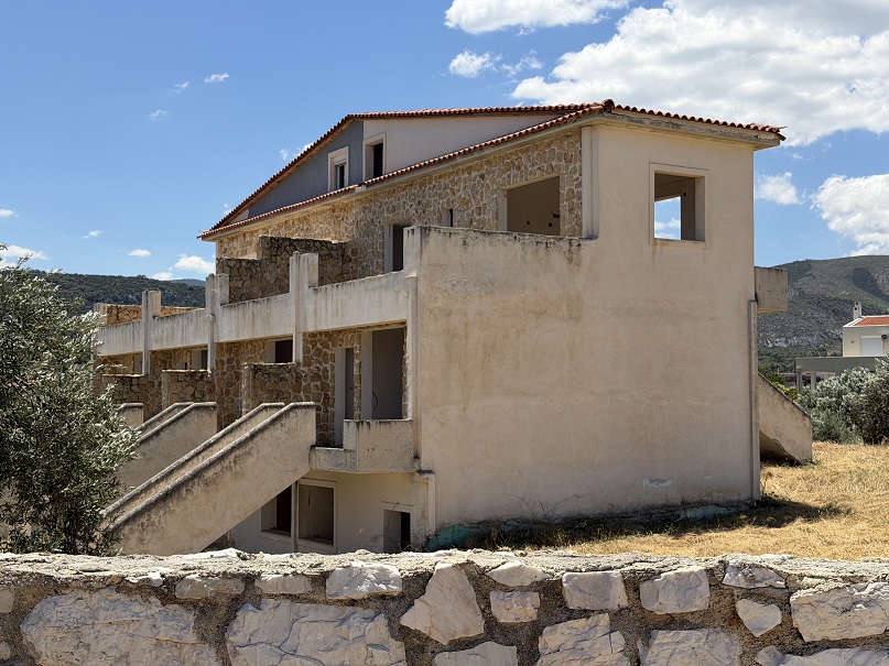Αγροτεμάχιο με κτίσμα 4004.86 sq.m. σε πλειστηριασμό Municipality of Corinthia