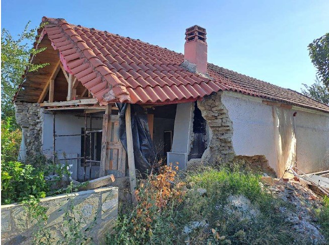 Οικόπεδο με κτίσμα  σε πλειστηριασμό Δήμος Φαρκαδόνας