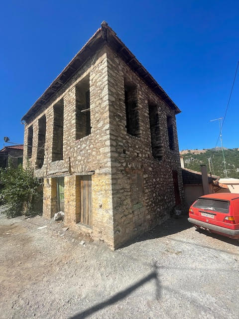 Οικόπεδο με κτίσμα  σε πλειστηριασμό Δήμος Καλαβρύτων