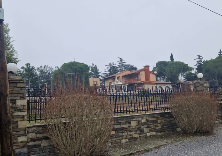 Μονοκατοικίες 462 τ.μ. με θέσεις στάθμευσης και πισίνα