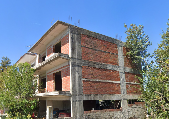 Ημιτελές κτήριο κατοικιών 301 τ.μ.