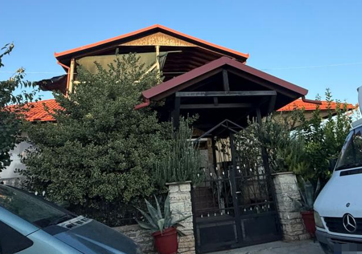 Ημιτελής μονοκατοικία 335 τ.μ. και αποθήκες 441 τ.μ.