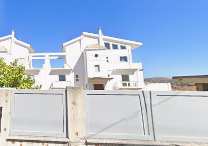 Ημιτελείς μεζονέτες 399 τ.μ. με πισίνες