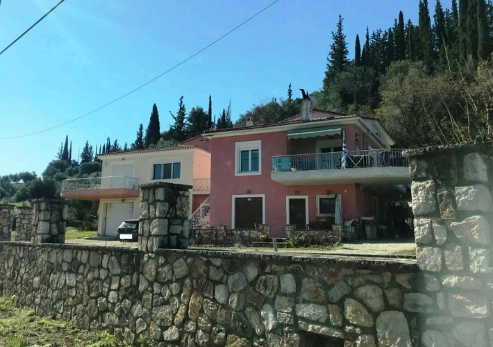 Μονοκατοικίες 591 τ.μ. με αποθήκη 40 τ.μ. και χώρο στάθμευσης