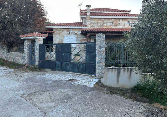 Μονοκατοικίες 270 τ.μ. με πισίνα και χώρο στάθμευσης