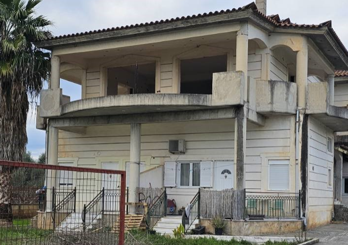 Ημιτελές κτήριο κατοικιών 372 τ.μ.