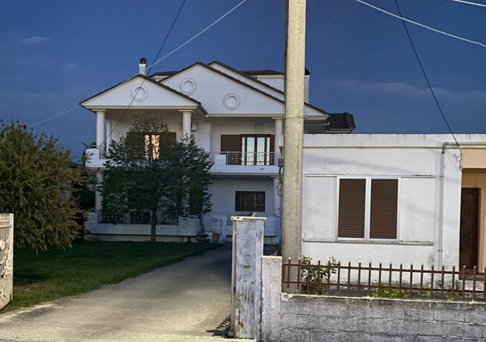 Μεζονέτες 487 τ.μ. και αποθήκες 98 τ.μ.