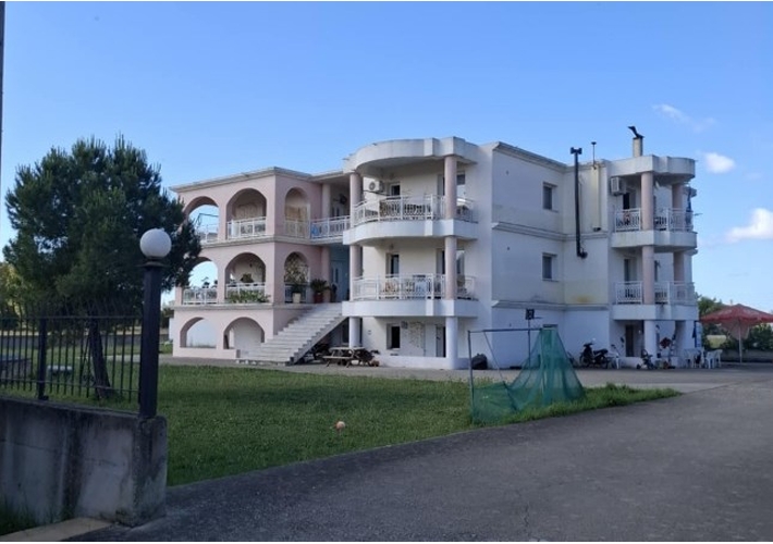 Κτήριο κατοικιών 660 τ.μ. με βοηθητικό κτήριο 20 τ.μ.