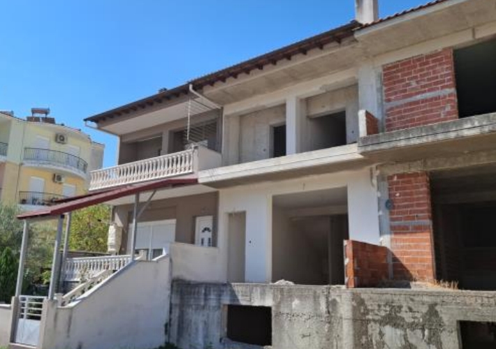 Ημιτελής μεζονέτα 185 τ.μ. με χώρο στάθμευσης