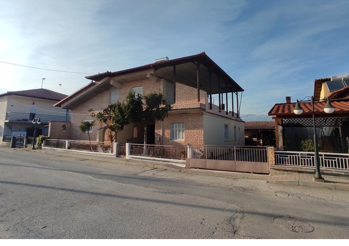 Μονοκατοικία 255 τ.μ. και αποθήκη 45 τ.μ.