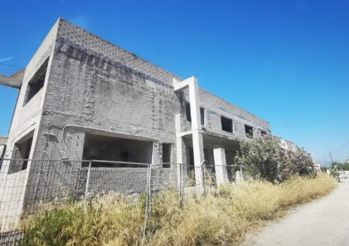 Ημιτελές κτήριο κατοικιών 533 τ.μ. με θέσεις στάθμευσης και πισίνα