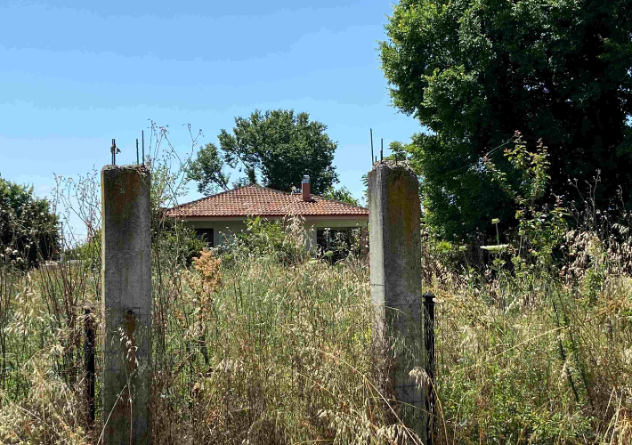 Μονοκατοικία 100 τ.μ. και αποθήκη 15 τ.μ.