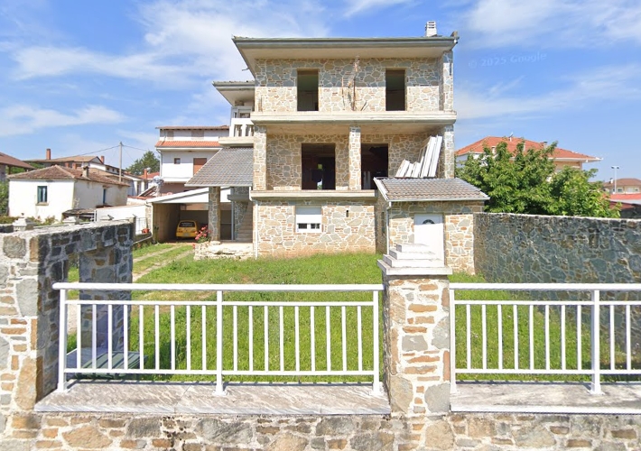 Μεζονέτα 310 τ.μ. και βοηθητικό κτήριο 80 τ.μ.